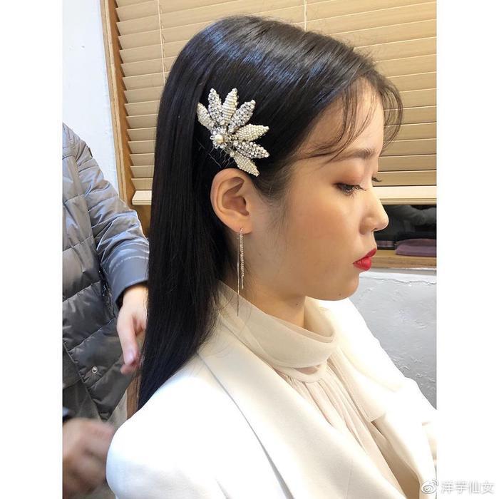 IU德鲁纳酒店发型盘点，韩妞都指定软萌胎毛浏海＋高冷微波卷