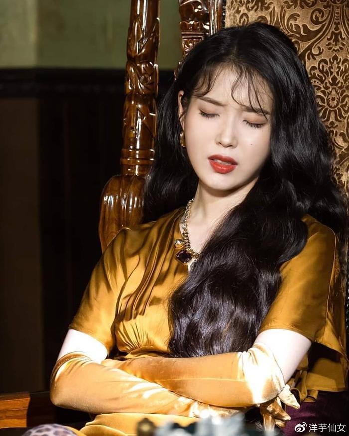 IU德鲁纳酒店发型盘点，韩妞都指定软萌胎毛浏海＋高冷微波卷