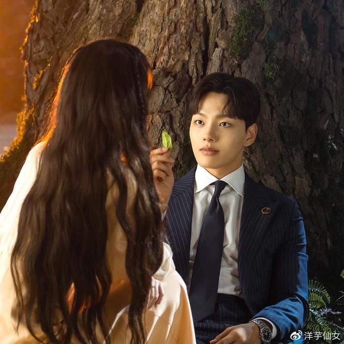 IU德鲁纳酒店发型盘点，韩妞都指定软萌胎毛浏海＋高冷微波卷