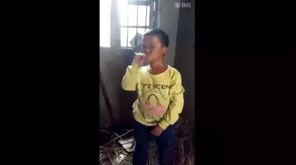 10岁小马云住豪宅坐豪车, 早期吸烟视频曝光, 网友: 这孩子毁了!