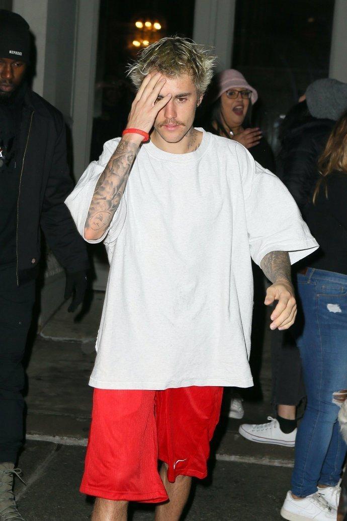 贾斯汀比伯外出打篮球遇粉丝热情相拥，留胡须，发型乱颜值崩塌！