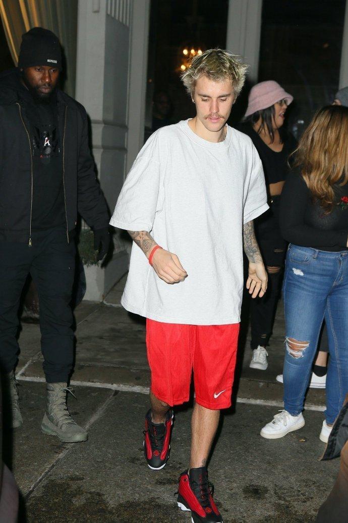 贾斯汀比伯外出打篮球遇粉丝热情相拥，留胡须，发型乱颜值崩塌！