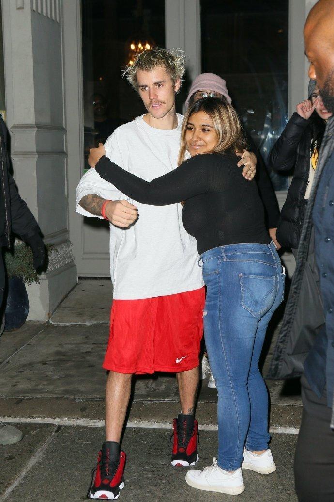 贾斯汀比伯外出打篮球遇粉丝热情相拥，留胡须，发型乱颜值崩塌！