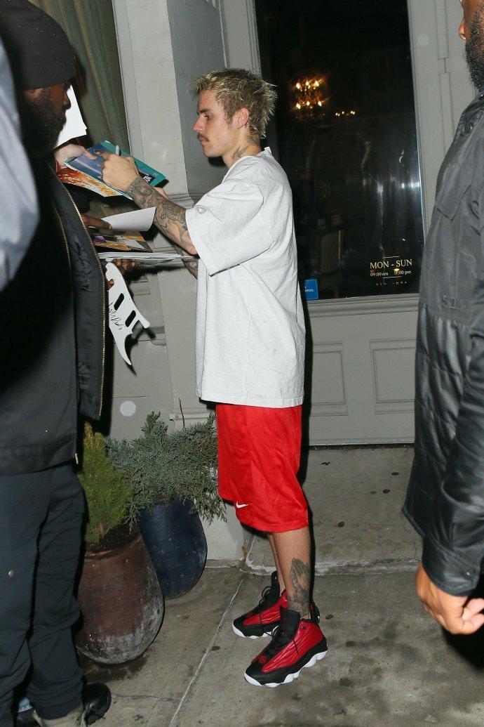 贾斯汀比伯外出打篮球遇粉丝热情相拥，留胡须，发型乱颜值崩塌！