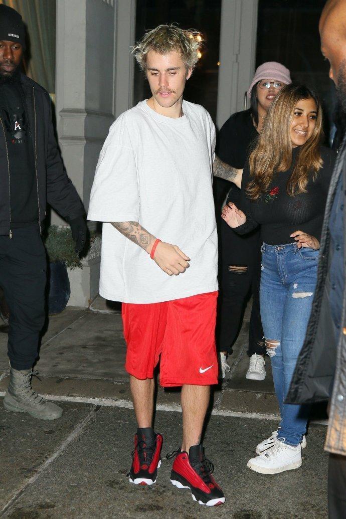 贾斯汀比伯外出打篮球遇粉丝热情相拥，留胡须，发型乱颜值崩塌！