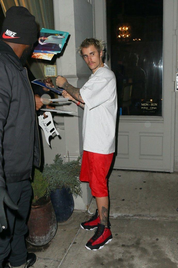 贾斯汀比伯外出打篮球遇粉丝热情相拥，留胡须，发型乱颜值崩塌！