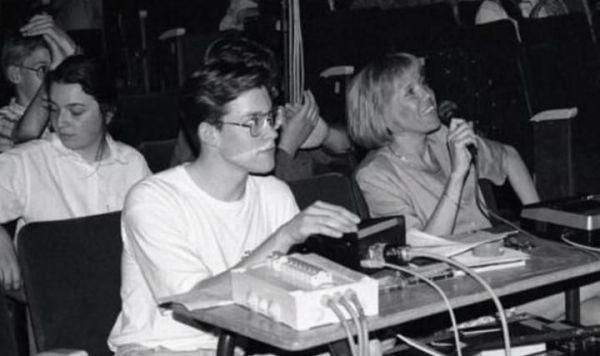 马克龙为何会爱大自己24岁妻子？看她年轻照片就知道，网友：真爱