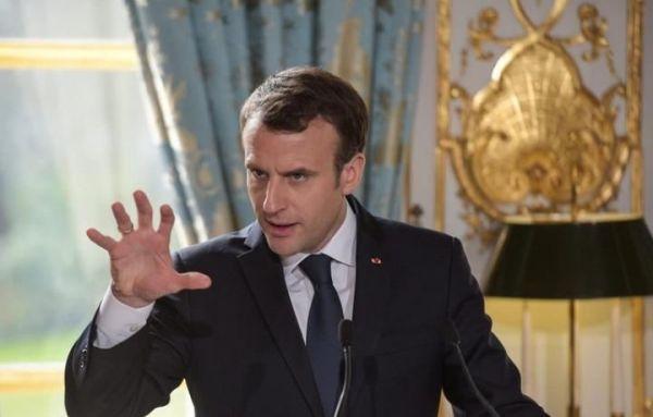 马克龙为何会爱大自己24岁妻子？看她年轻照片就知道，网友：真爱