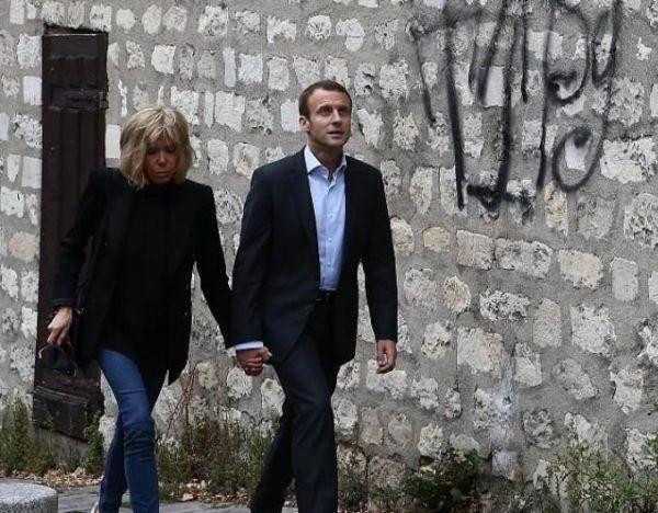 马克龙为何会爱大自己24岁妻子？看她年轻照片就知道，网友：真爱