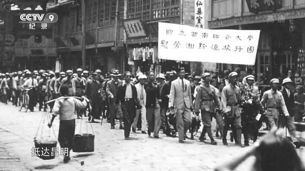 他们住在坟上、吃烂菜叶、被乞丐嫌弃，却成就了中国最伟大的学校