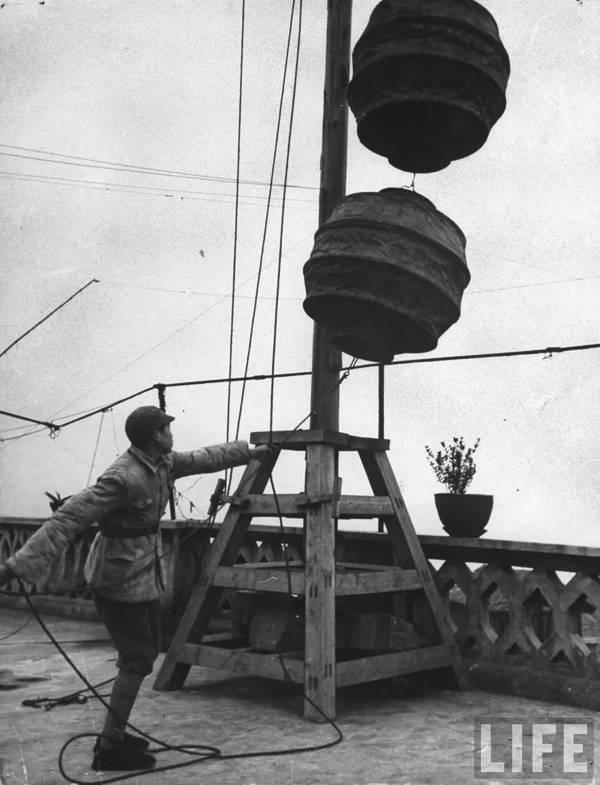 他们住在坟上、吃烂菜叶、被乞丐嫌弃，却成就了中国最伟大的学校