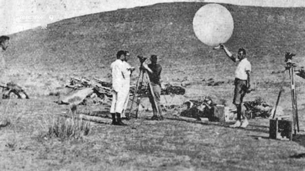 他们住在坟上、吃烂菜叶、被乞丐嫌弃，却成就了中国最伟大的学校