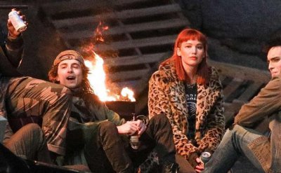 ​詹妮弗·劳伦斯和蒂莫西·柴勒梅德拍吻戏像对小情侣，画风太美！