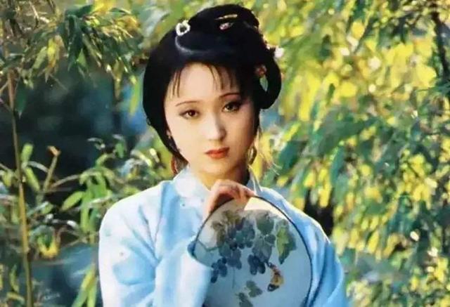 87版《红楼梦》珍贵剧照，邓婕太时尚，林妹妹忧郁可爱