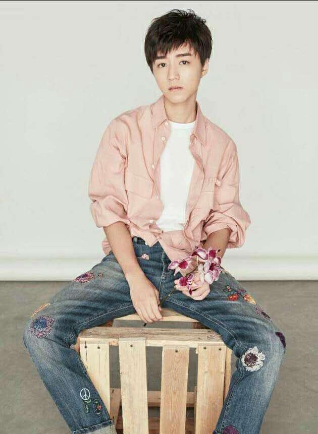 王俊凯军训被晒黑, 颜值不如同学? 网友: 咋越来越屌丝