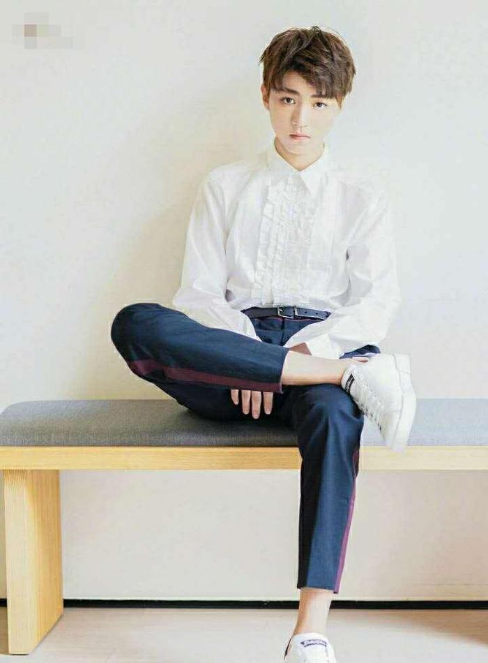 王俊凯军训被晒黑, 颜值不如同学? 网友: 咋越来越屌丝