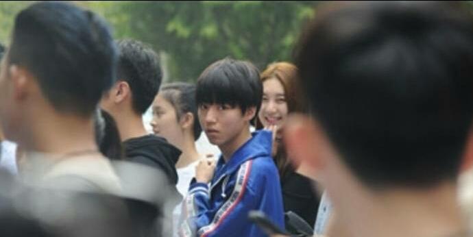 王俊凯军训被晒黑, 颜值不如同学? 网友: 咋越来越屌丝