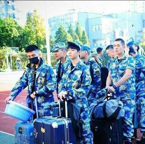 王俊凯军训被晒黑, 颜值不如同学? 网友: 咋越来越屌丝