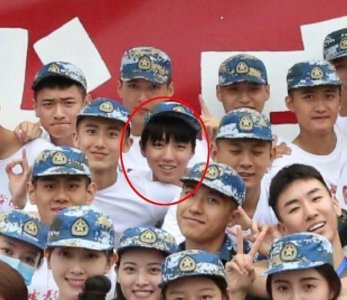 ​王俊凯军训被晒黑, 颜值不如同学? 网友: 咋越来越屌丝