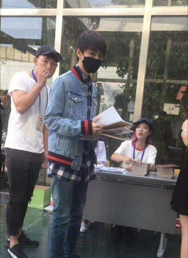 王俊凯军训被晒黑, 颜值不如同学? 网友: 咋越来越屌丝