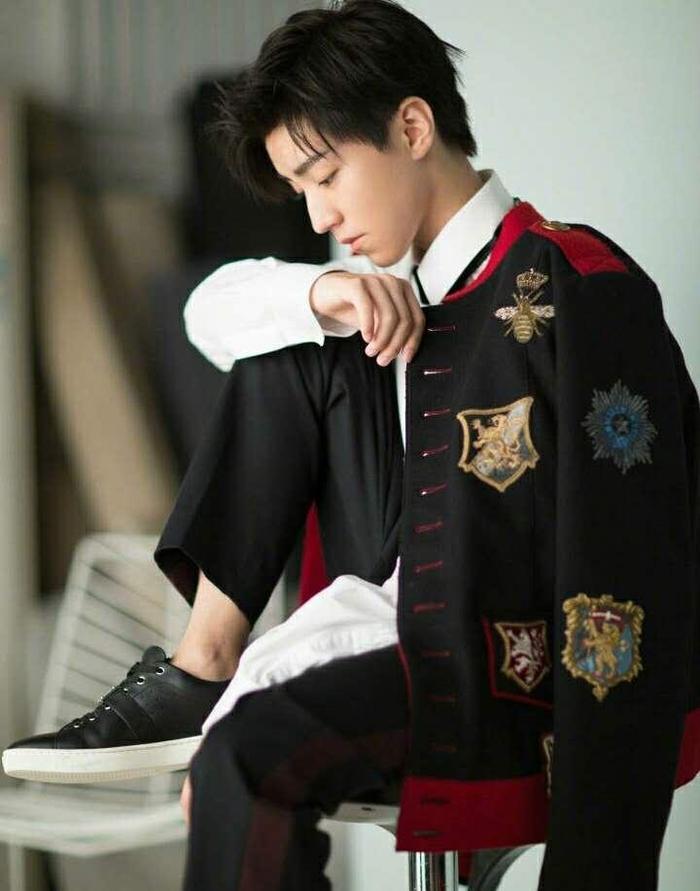 王俊凯军训被晒黑, 颜值不如同学? 网友: 咋越来越屌丝