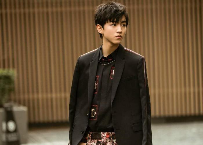 王俊凯军训被晒黑, 颜值不如同学? 网友: 咋越来越屌丝