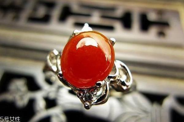 红玛瑙与红翡翠的区别 颜色质地都不同