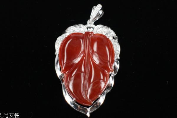 红玛瑙与红翡翠的区别 颜色质地都不同