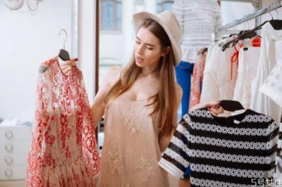 ​怎么看衣服是否需要干洗 怎样分辨衣服干洗过没有