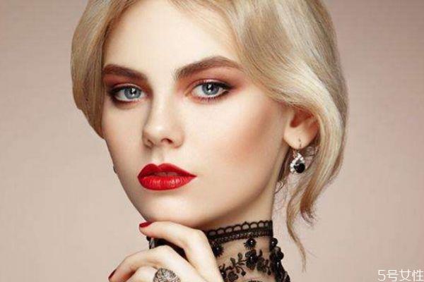 左脸为什么长痘痘呢 左脸长痘痘的原因有什么呢 左脸为什么长痘痘呢 左脸长痘痘的原因有什么呢