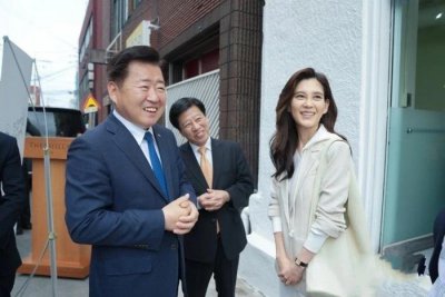 ​三星长公主参加新店开业，不佩戴任何珠宝首饰，气场不输孟晚舟