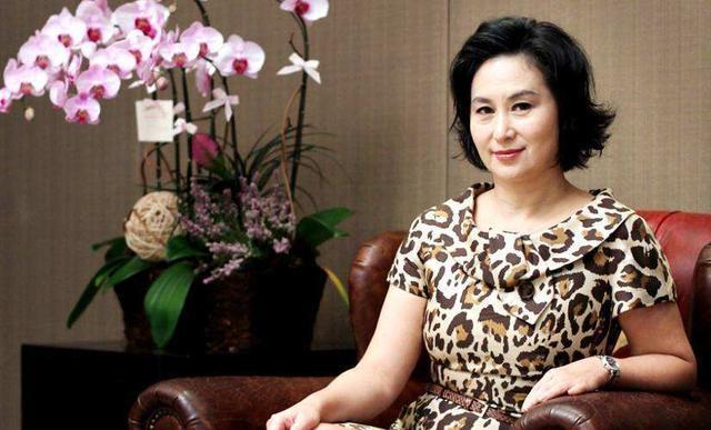 梁安琪背后的大靠山出现，其财富是何超琼的3倍，梁安琪会赢吗