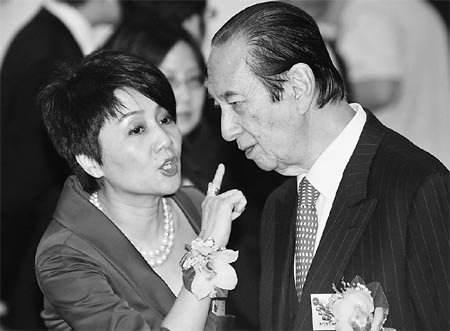 梁安琪背后的大靠山出现，其财富是何超琼的3倍，梁安琪会赢吗