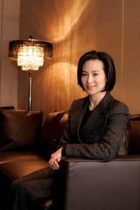 ​梁安琪背后的大靠山出现，其财富是何超琼的3倍，梁安琪会赢吗