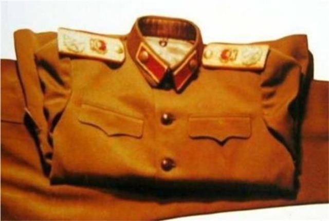 毛主席斯大林都没穿上“大元帅”服蒋介石却独享“特级上将”40年
