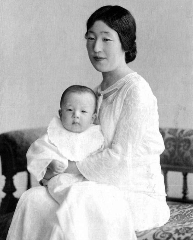 香淳皇后容貌平凡，她妹妹却是美人，但偏选中她为准皇太子妃？