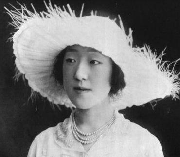 香淳皇后容貌平凡，她妹妹却是美人，但偏选中她为准皇太子妃？