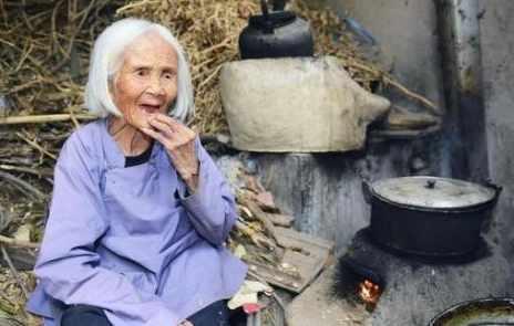 老太带砍柴刀鉴宝，称曾有人出价10万，专家：站稳了