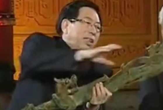 老太带砍柴刀鉴宝，称曾有人出价10万，专家：站稳了