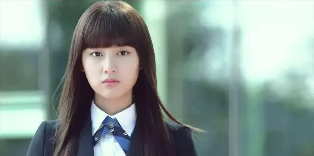 万年女二逆袭之路，因《继承者》出名，出演《太阳的后裔》大火