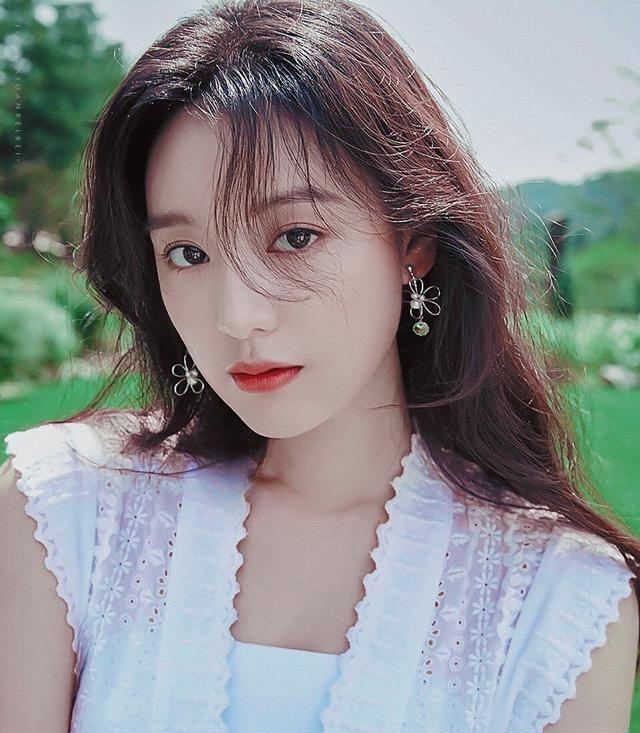 万年女二逆袭之路，因《继承者》出名，出演《太阳的后裔》大火