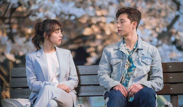 万年女二逆袭之路，因《继承者》出名，出演《太阳的后裔》大火