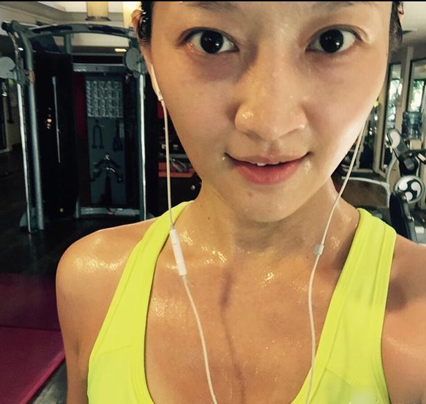 央视第一美女主持人，素颜像姚笛，40岁至今未嫁！