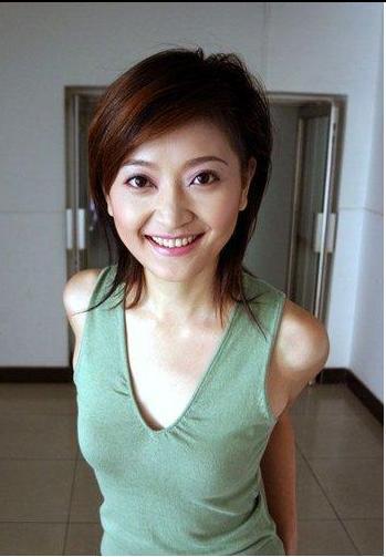 央视第一美女主持人，素颜像姚笛，40岁至今未嫁！