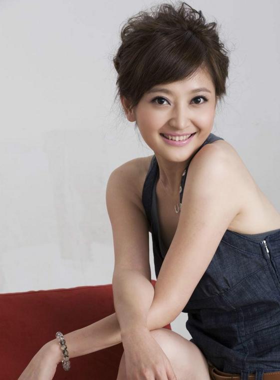 央视第一美女主持人，素颜像姚笛，40岁至今未嫁！