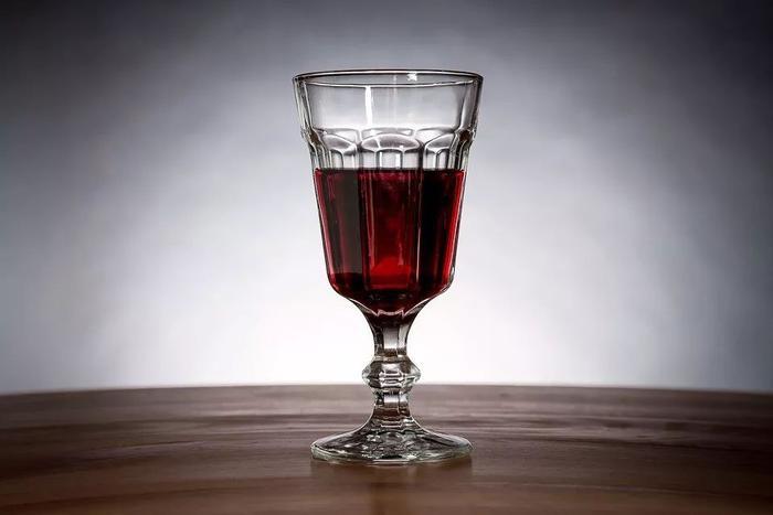 学会控制自己的情绪，谁都不欠你的，不要因为冲动而发脾气，那样会伤害爱你的人。