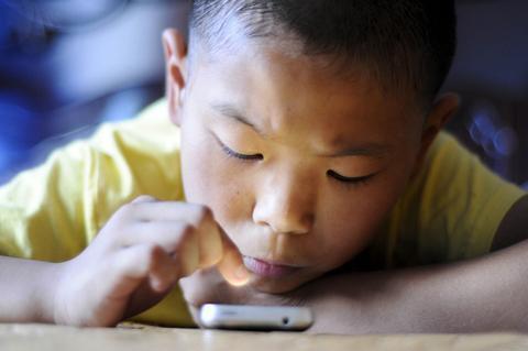 伤害娃视力的不光是手机，这4样东西都是“幕后黑手”！