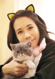 ​莫文蔚50岁生日与老公四手联弹，素颜状态好，结婚9年罕见秀恩爱