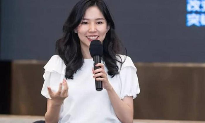 都是富二代,王思聪欠巨款,他却身价超百亿,女友甩网红几十条街