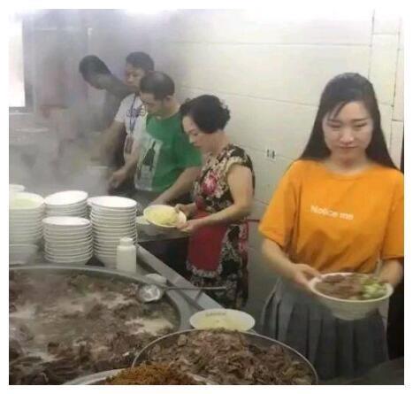 “牛肉面西施”被揭底,露出真容那一刻,网友:再也不敢吃面了!